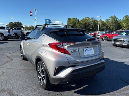 Used 2019 Toyota C-HR XLE FWD image 5