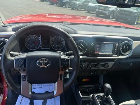 Used 2018 Toyota Tacoma SR5 AWD/4WD image 18