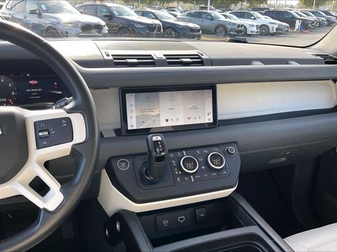 Used 2023 Land Rover Defender 110 SE image 9