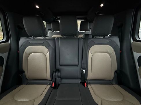 Used 2023 Land Rover Defender 130 X-Dynamic SE image 29