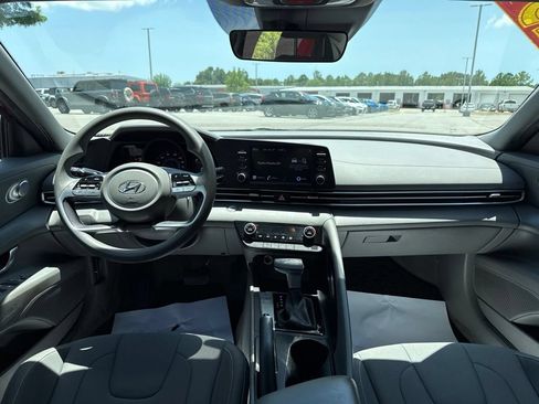 Used 2023 Hyundai Elantra SEL FWD image 17