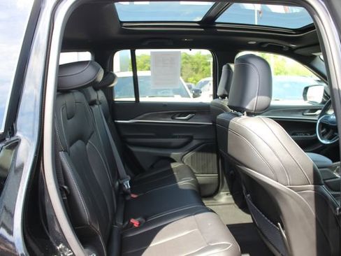 Used 2025 Jeep Grand Cherokee Limited w/ Luxury Tech Group II AWD/4WD image 33