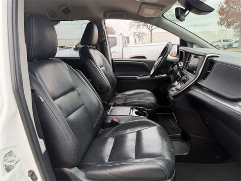 Used 2018 Toyota Sienna SE image 27