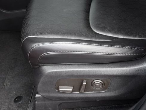 Used 2025 Kia Carnival FWD image 32