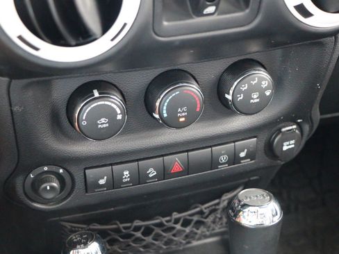Used 2014 Jeep Wrangler Unlimited Sahara AWD/4WD image 19