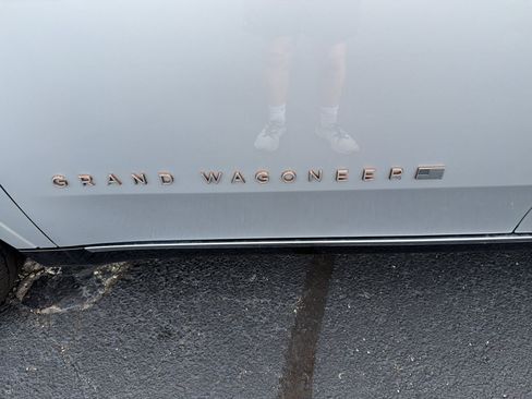 Used 2023 Jeep Grand Wagoneer Series III AWD/4WD image 31