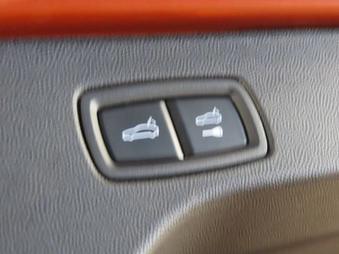 Certified 2025 Porsche Macan Electric RWD image 47