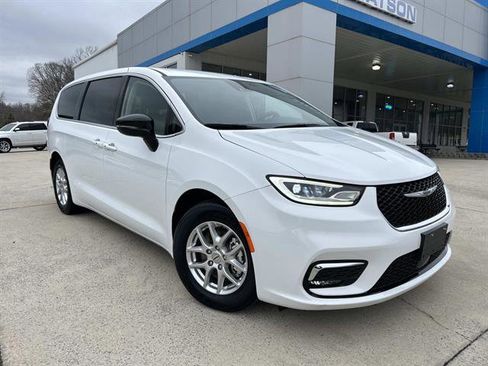 Used 2024 Chrysler Pacifica Touring-L image 2