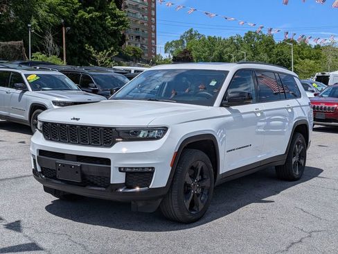 Used 2023 Jeep Grand Cherokee L Limited w/ Black Appearance Package AWD/4WD image 2