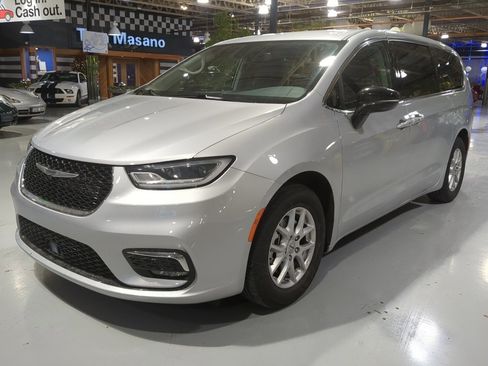 Used 2024 Chrysler Pacifica Touring-L image 1