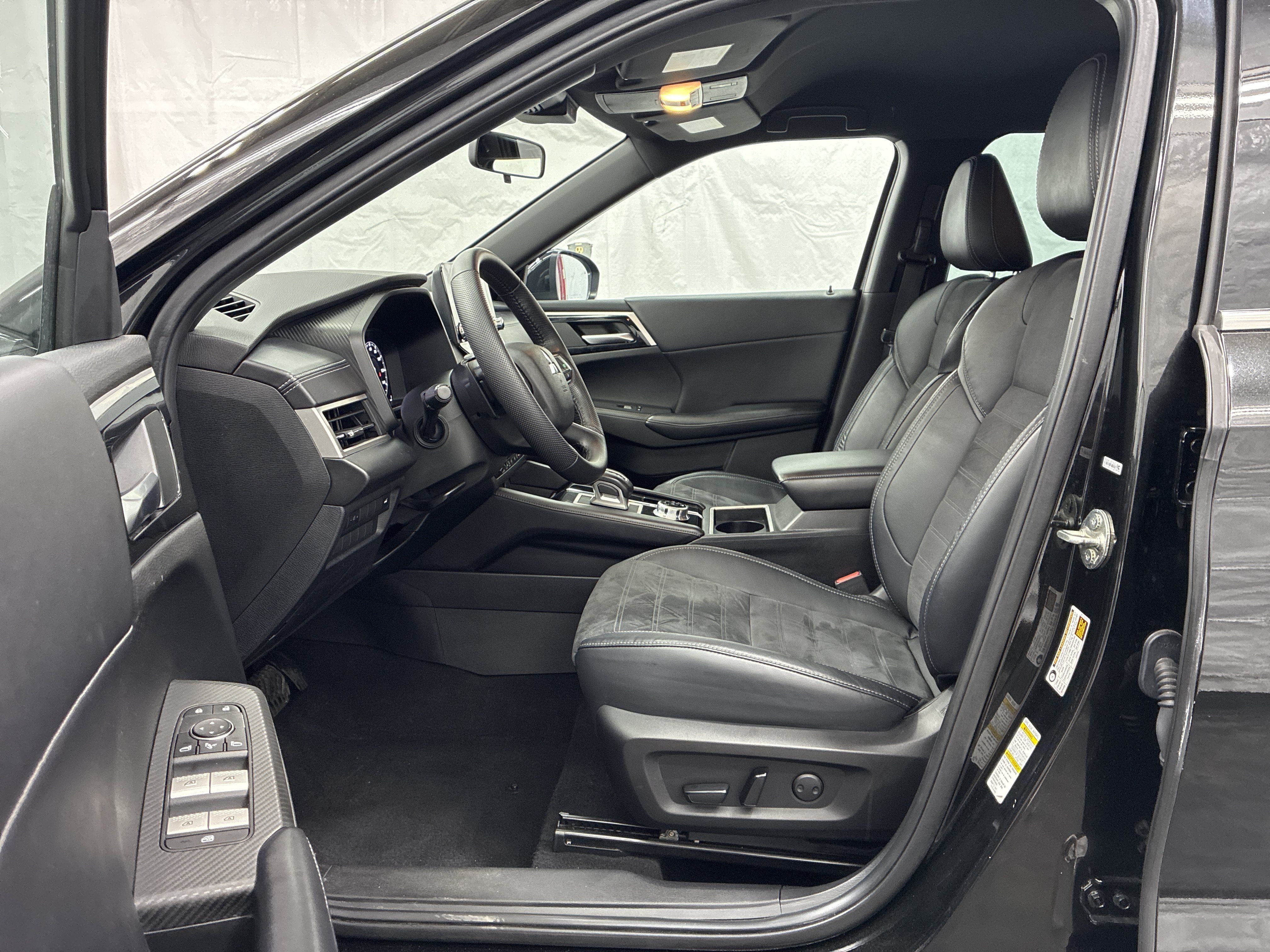 Used 2023 Mitsubishi Outlander SE Black Edition AWD/4WD image 12