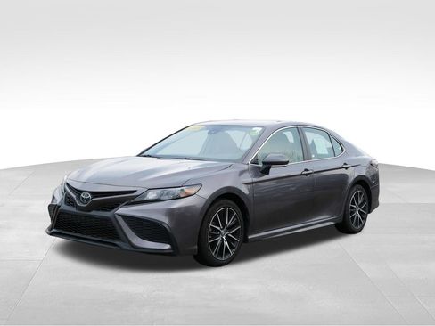 Used 2023 Toyota Camry SE FWD image 4