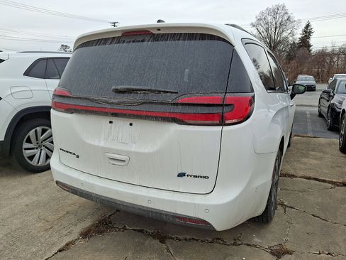 Used 2025 Chrysler Pacifica Premium image 9
