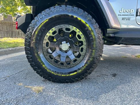 Used 2020 Jeep Gladiator Overland AWD/4WD image 12