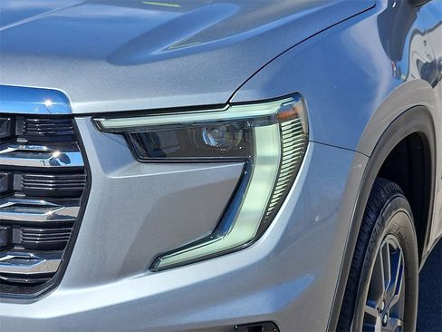 Used 2025 GMC Acadia Elevation image 9