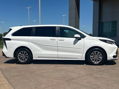 Certified 2024 Toyota Sienna LE AWD/4WD image 3