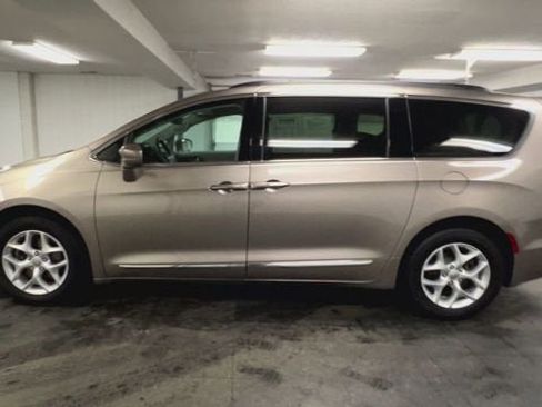 Used 2017 Chrysler Pacifica Touring-L w/ Tire & Wheel Group image 5