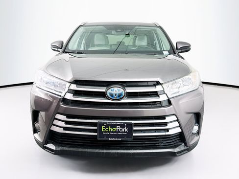 Used 2017 Toyota Highlander XLE image 2