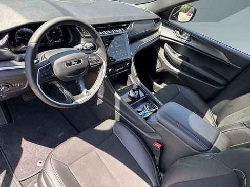 New 2025 Jeep Grand Cherokee Altitude image 2