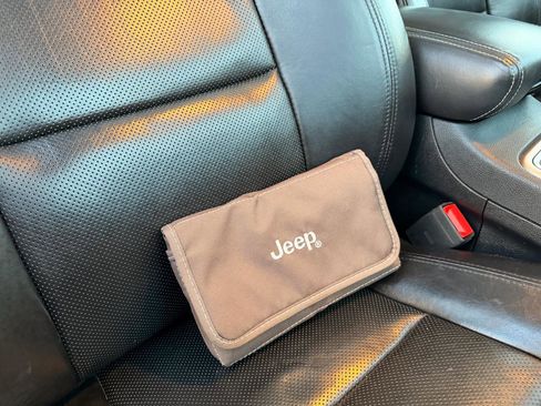 Used 2017 Jeep Grand Cherokee Overland image 26