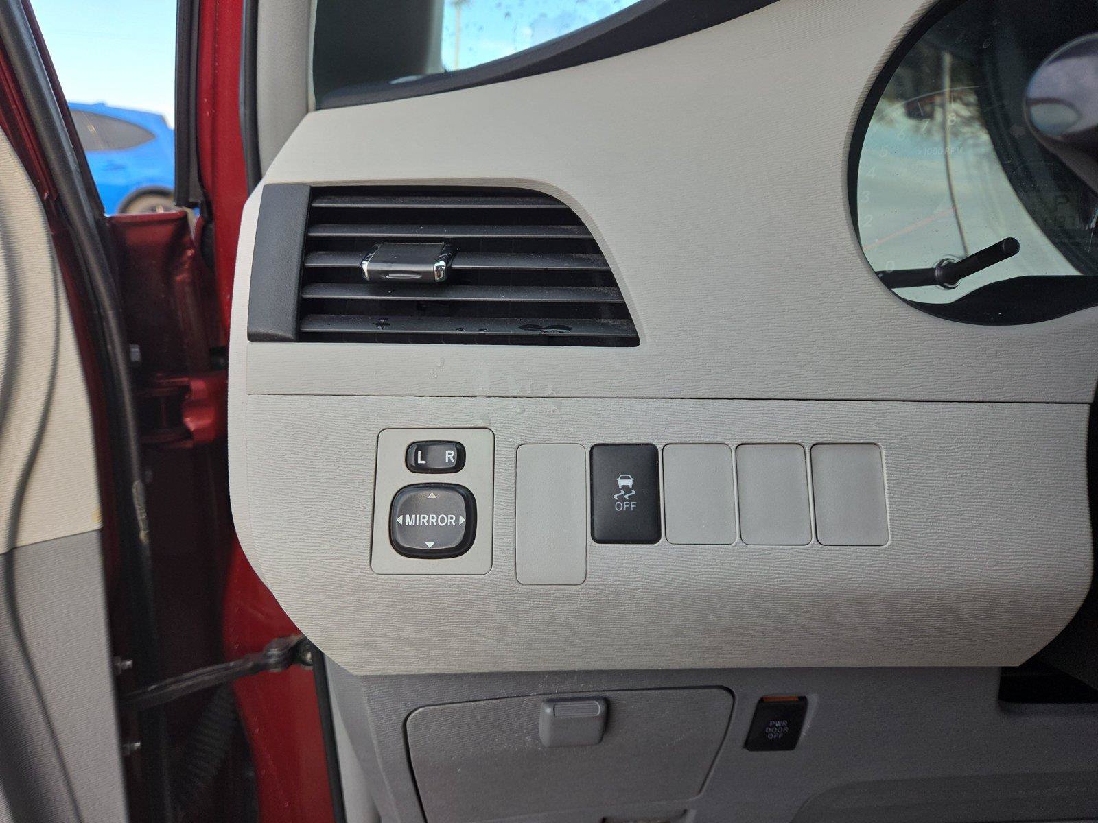 Used 2014 Toyota Sienna LE FWD image 15