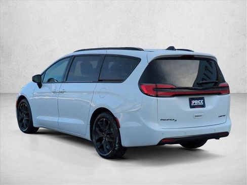 Used 2025 Chrysler Pacifica Limited image 8