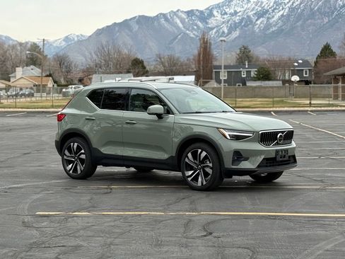 Used 2023 Volvo XC40 B5 Ultimate w/ Protection Package Premier image 3