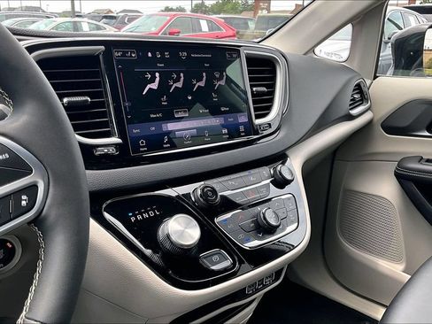 Used 2024 Chrysler Pacifica Touring-L FWD image 15