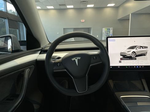 Used 2023 Tesla Model Y Long Range AWD/4WD image 18