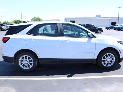 Used 2022 Chevrolet Equinox LS FWD image 4