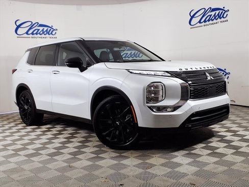 Used 2023 Mitsubishi Outlander SE image 1