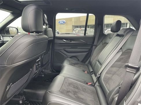 Used 2023 Jeep Grand Cherokee Altitude image 11