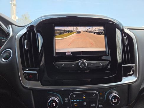 Used 2021 Chevrolet Traverse LT FWD image 32