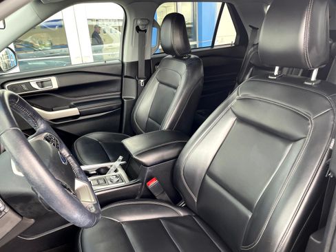 Used 2021 Ford Explorer XLT w/ Equipment Group 202A AWD/4WD image 11