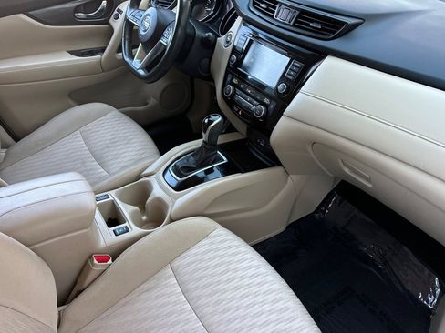 Used 2018 Nissan Rogue SV w/ Premium Package FWD image 16