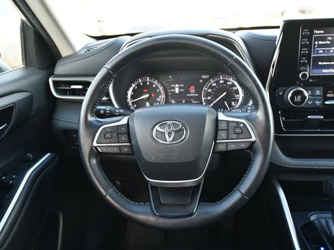 Used 2022 Toyota Highlander XLE FWD image 25