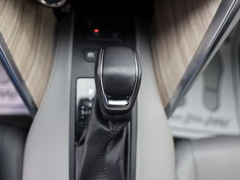 Used 2022 Toyota Venza XLE image 32