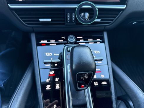 Used 2020 Porsche Cayenne image 23