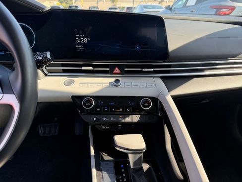 Used 2025 Hyundai Elantra Limited image 17