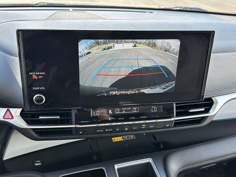 Used 2025 Toyota Sienna XLE image 25