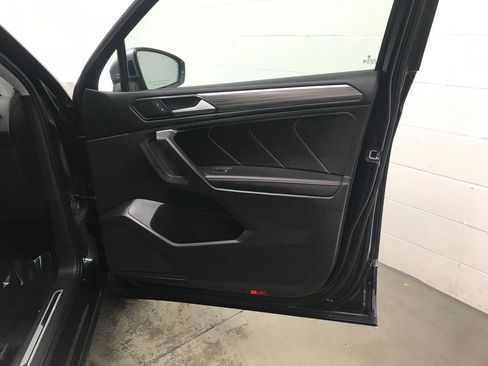 Used 2024 Volkswagen Tiguan SE image 33