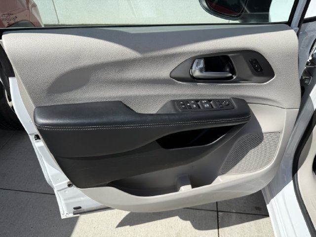 Used 2023 Chrysler Pacifica Touring-L FWD image 19