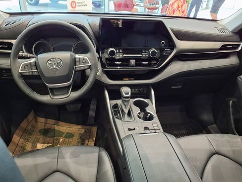Used 2026 Toyota Highlander XLE AWD/4WD image 16
