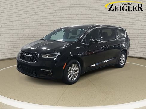 Used 2025 Chrysler Pacifica Select image 1