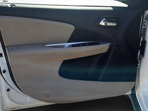 Used 2017 Dodge Journey SE w/ Flexible Seating Group image 25