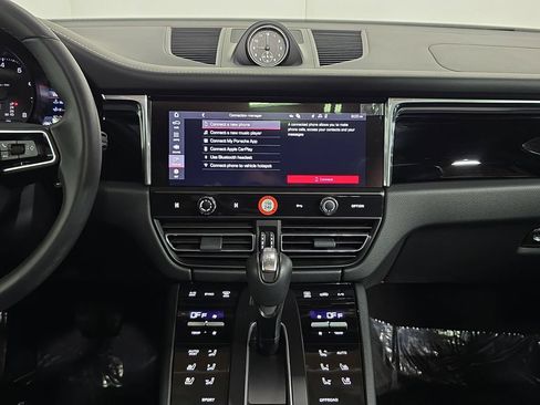 Certified 2025 Porsche Macan AWD/4WD image 16