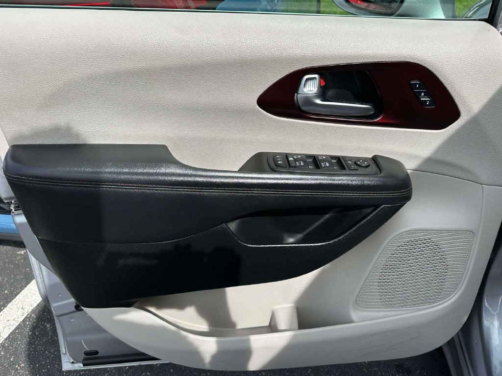 Used 2020 Chrysler Pacifica Limited w/ Advanced Safetytec Group FWD image 14