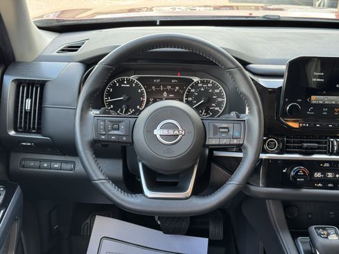 Used 2024 Nissan Pathfinder SL AWD/4WD image 10