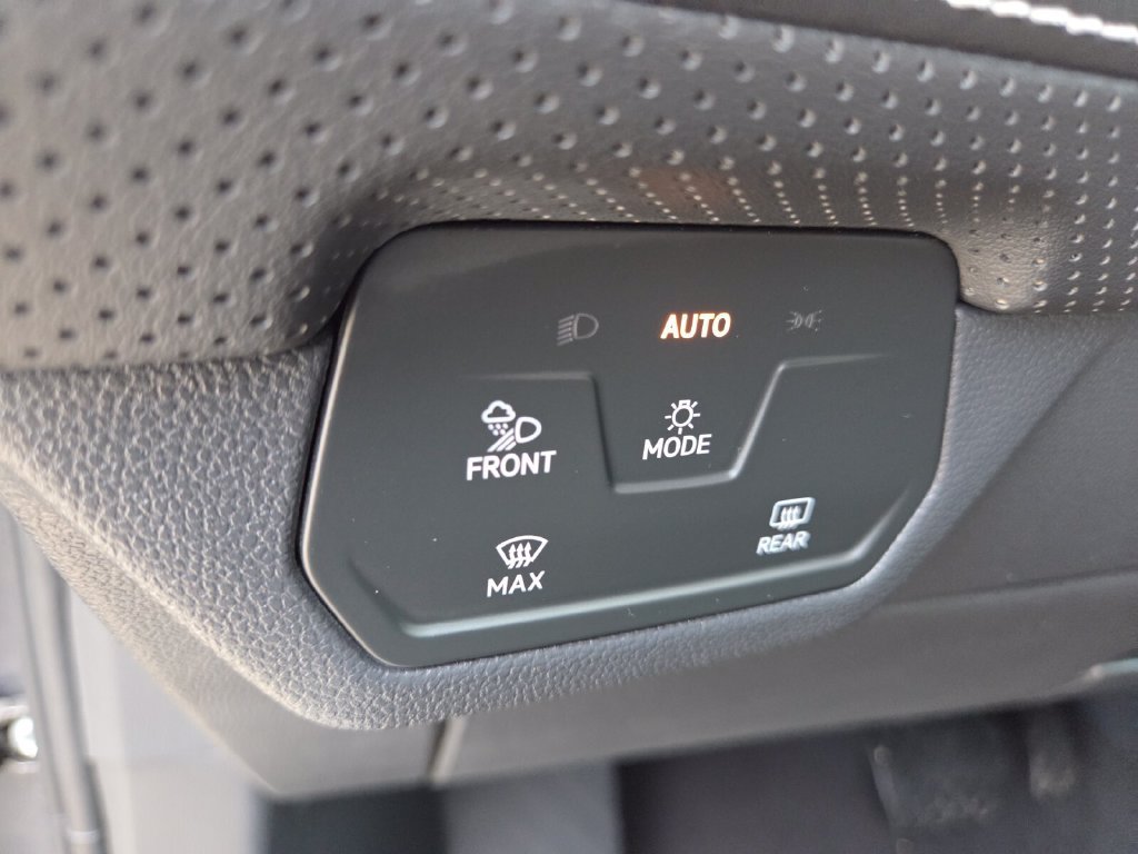 Used 2025 Volkswagen Atlas SE AWD/4WD image 12