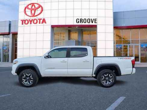 Used 2019 Toyota Tacoma TRD Off-Road AWD/4WD image 2